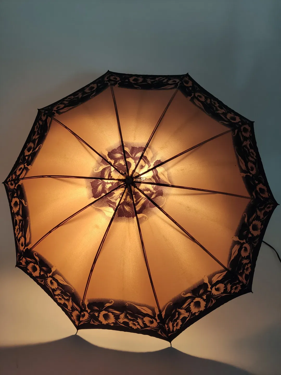 Vintage-Flanierschirm / Sonnenschirm / Damenschirm beige-schwarz geblümt - Bild 1