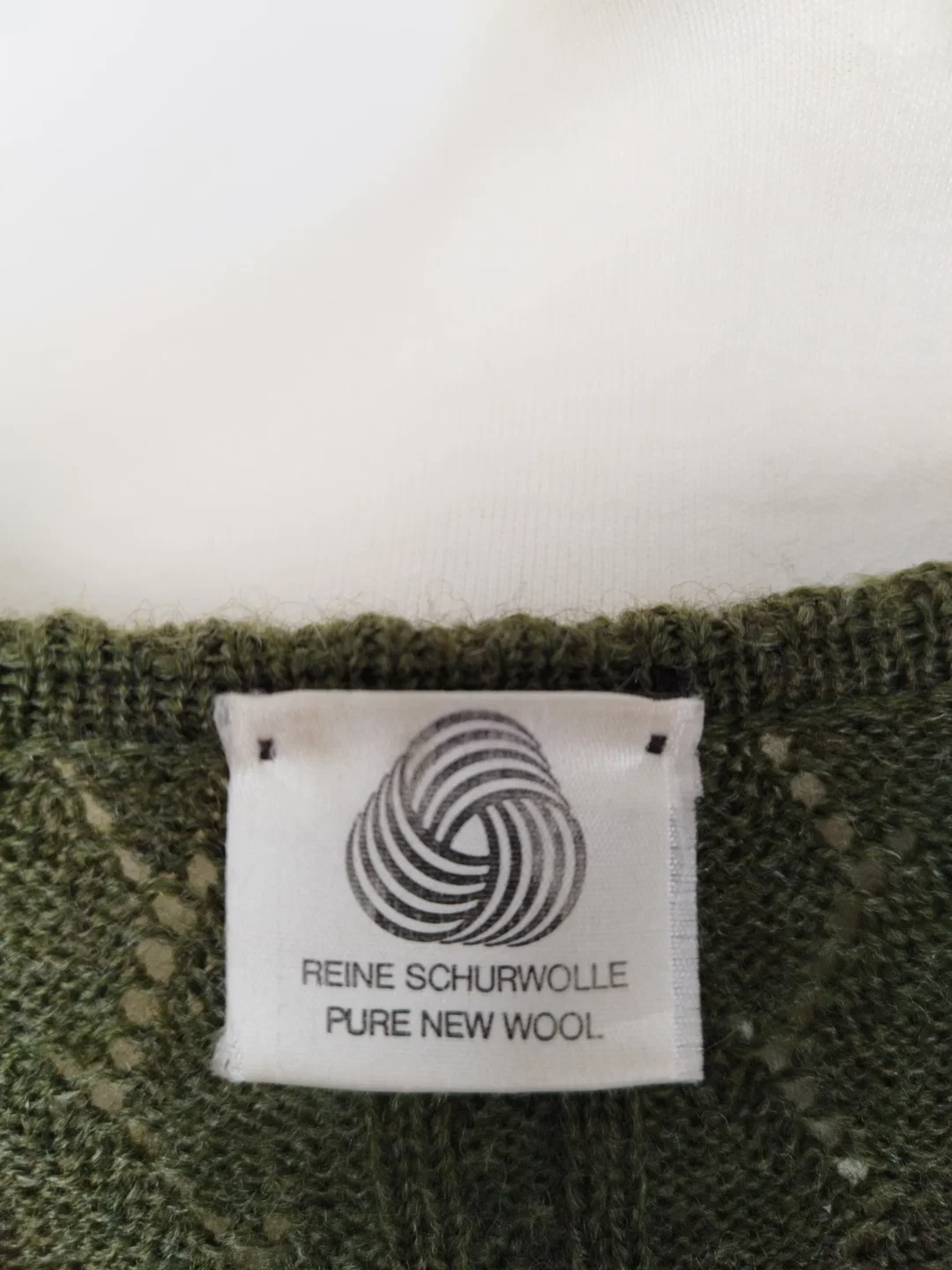 Cardigan aus 100% reiner Schurwolle Gr. S/M in olivgrün  – Bild 6