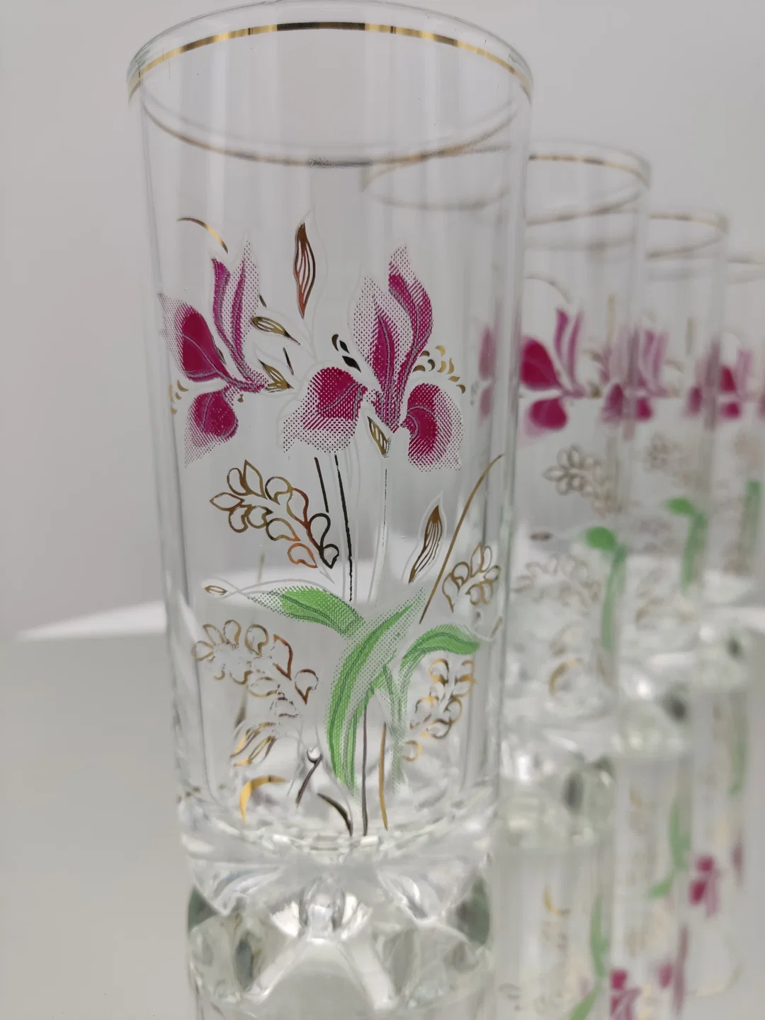 DeValbor Trinkgläser 4er-Set mit Irisblüten | Italienischer Retro-Charme – Bild 2