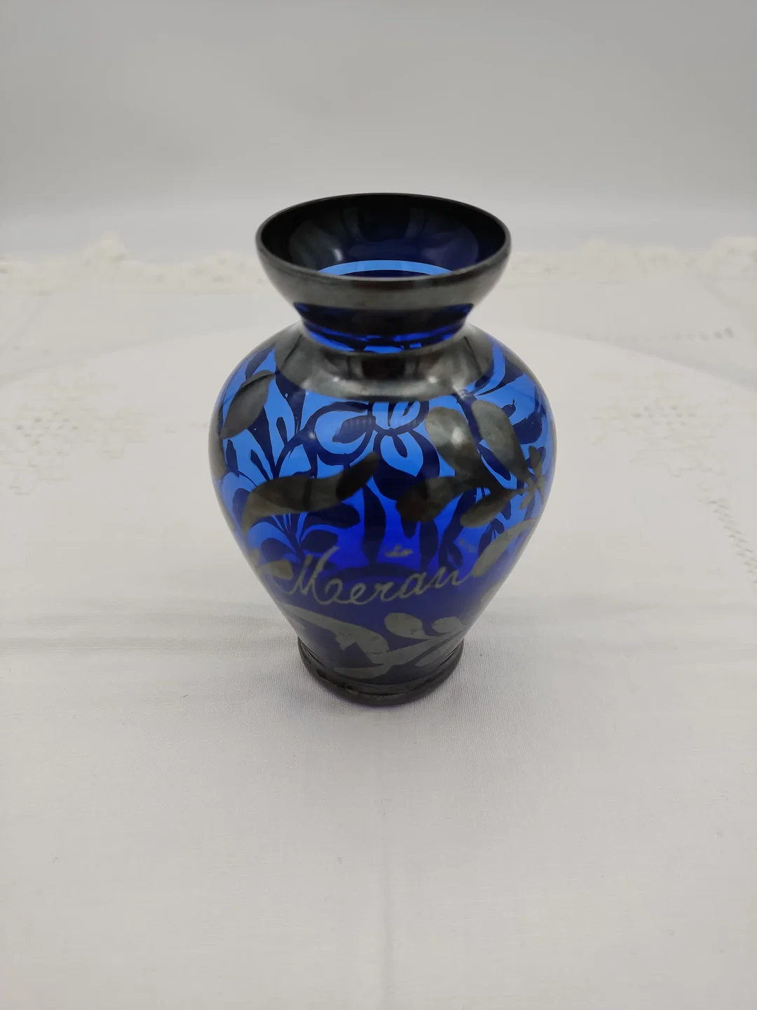 Venezianische Murano-Glaskunst-Vase, kobaltblau mit floraler Silberauflage und Schriftzug Meran, mundgeblasen, Höhe 11cm – Bild 1