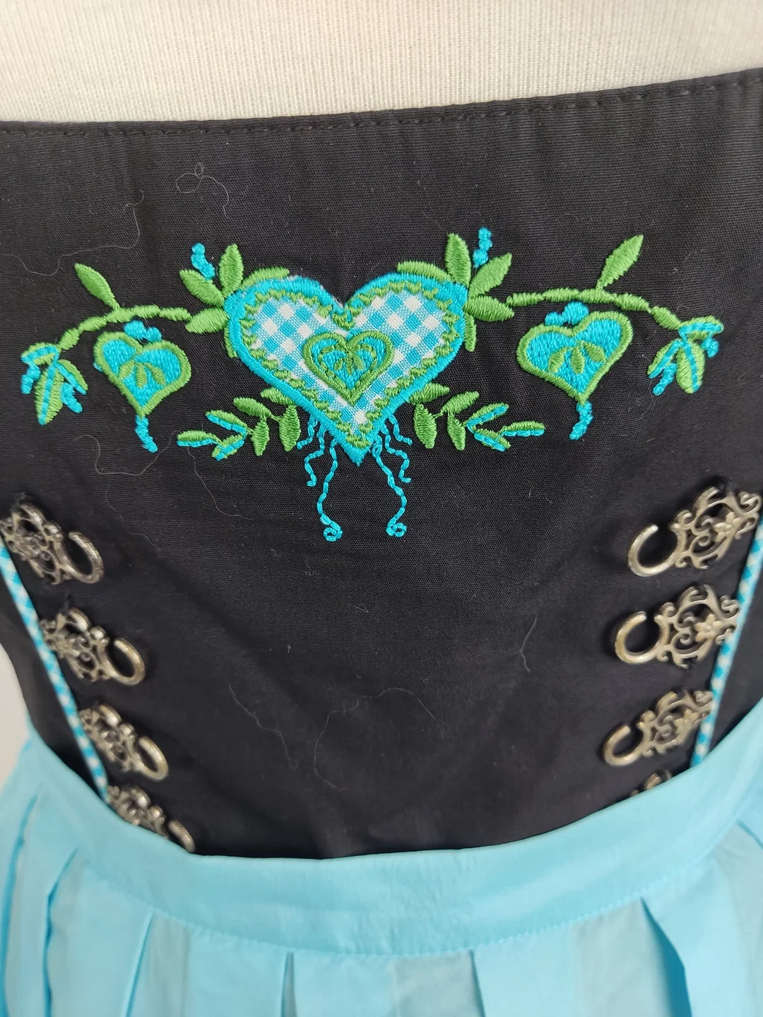 Dirndl "Stockerpoint", schwarz/türkis mit Stickerei und Hafteln, Größe 40 – Bild 2