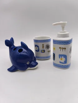 3 tlg. Badezimmer Set, spirella Seifenspender, spirella Zahnbürstenbecher/Zahnputzbecher, Delfin-Zahnbürstenhalter