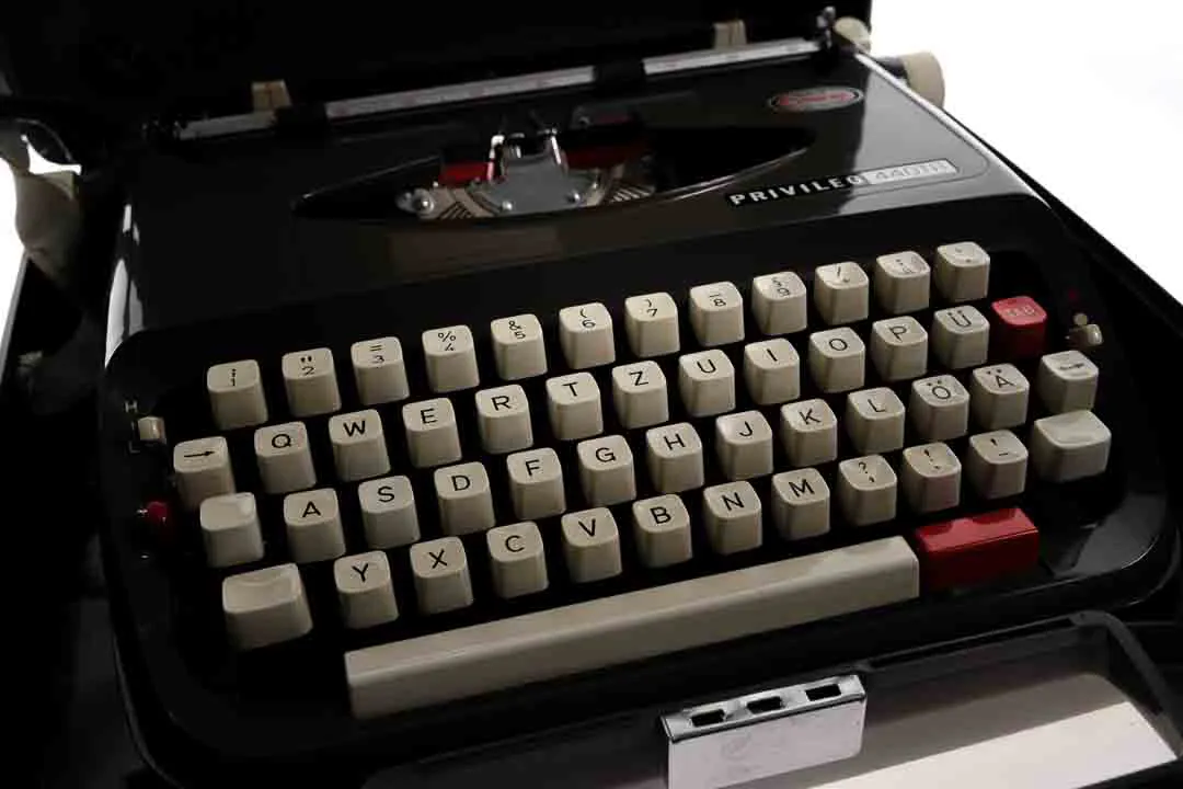 PRIVILEG 440TR Retro Schreibmaschine mit Koffer aus den 1970ern – Bild 3