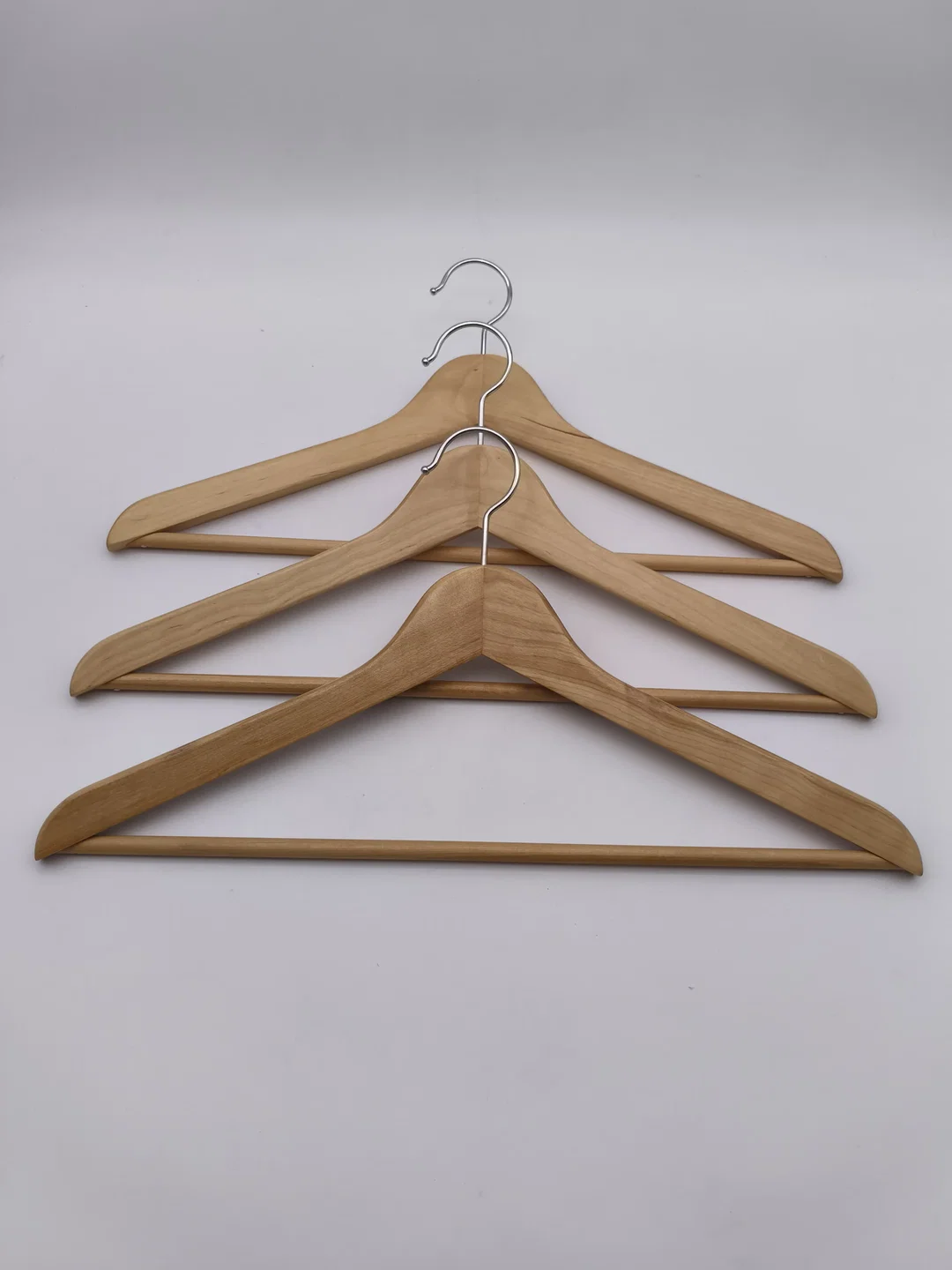 3 Stk. Kleiderbügel aus Holz – Bild 1