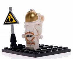 LEGO Minifigur Astronaut mit goldfarbenem Helm & Warnschild, Space City – Vorschau 2