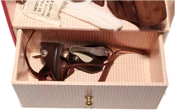 Porzellanpuppe im roten Koffer – ca. 33 cm, mit Wechselkleid & Zubehör - Bild 4