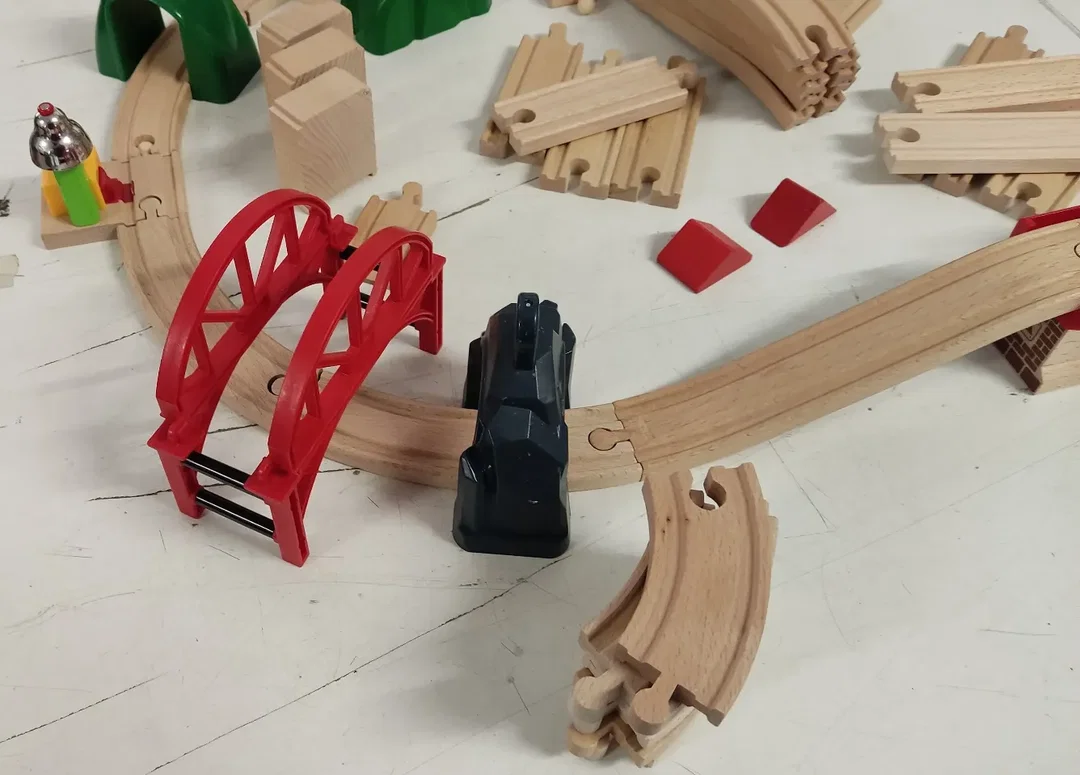 Brio Holzspielzeug/Eisenbahn Konvolut mit Holzkiste – Bild 4