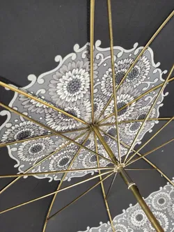Vintage-Flanierschirm / Sonnenschirm / Damenschirm mit schönem Holzgriff - schwarz/grau mit Blumenmuster - Bild 5