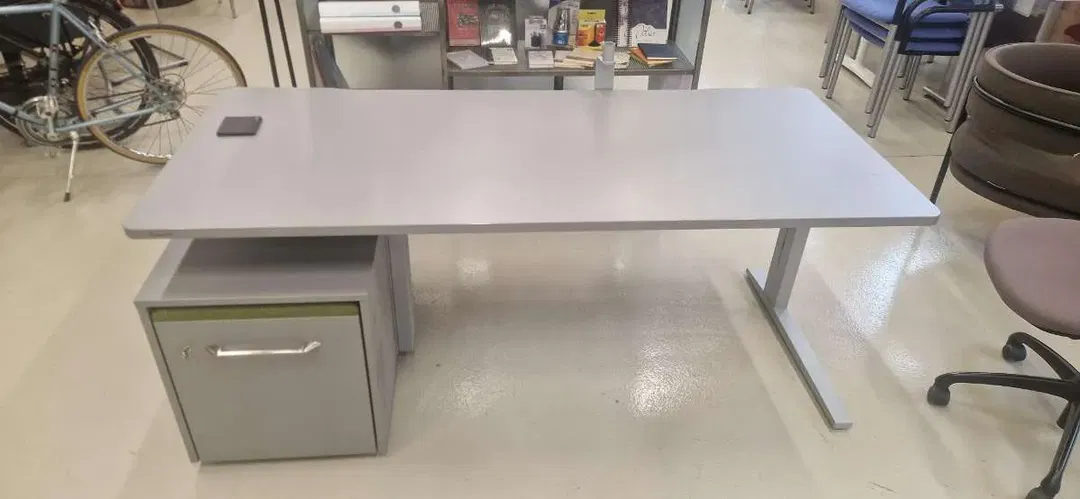 Schreibtisch Neudörfler mit inkludierten Rollcontainer - 180 x 80 cm - Möbel - Bild 1