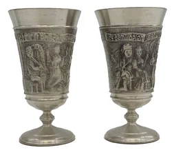  Zinnbecher Set 6-teilig von BMF (Bayerische Metallwarenfabrik) - Mittelalterliches Reliefmotiv - Reinzinn, inkl. Artina Zinnkanne mit Deckel - Bild 3