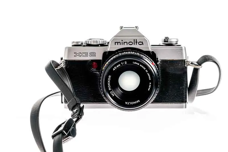 Minolta XG-2 Spiegelreflexkamera mit Objektiv 1:2/45 mm und diversem Zubehör - Bild 1