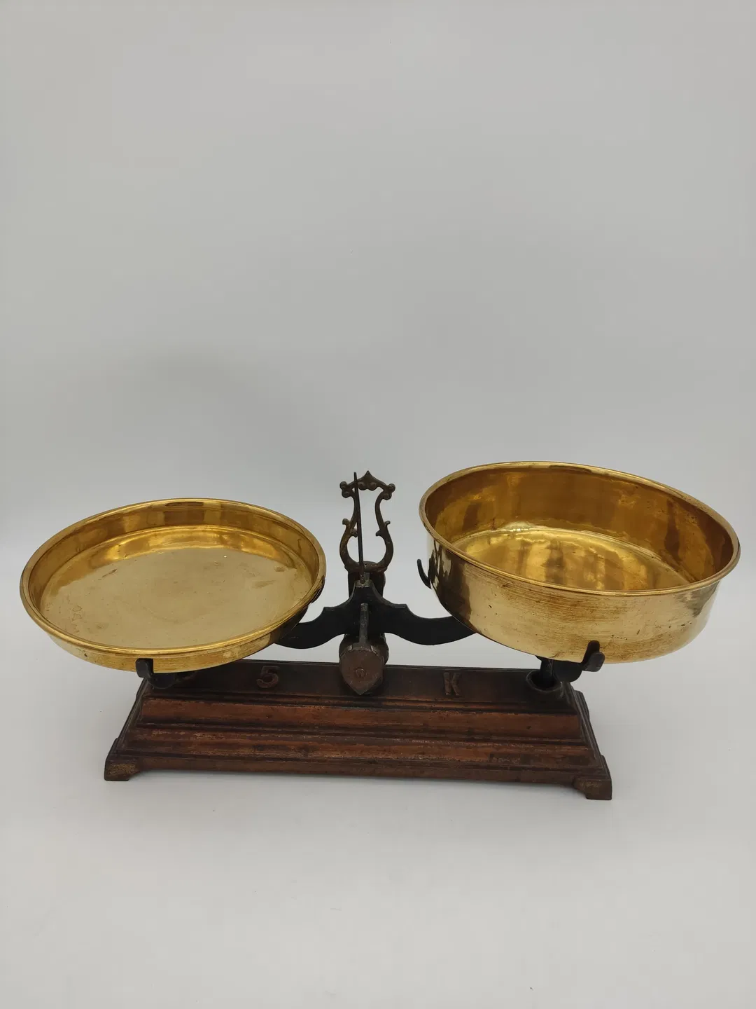 Vintage Gusseisen Balkenwaage mit Messing-Schalen und Gewichten  - Bild 1