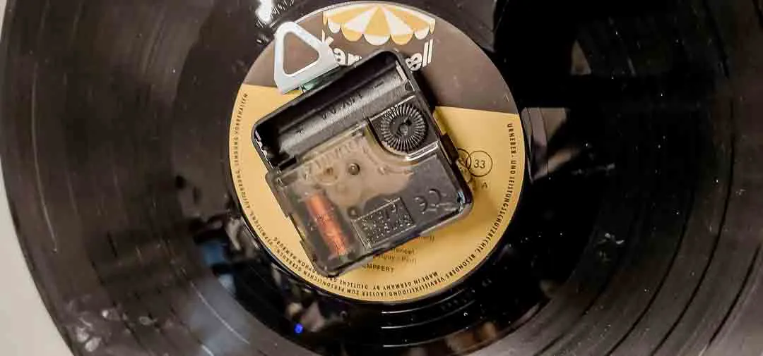 Zeitsprung, Schallplatten-Wanduhr Bert Kaempfert Karussell Vinyl Retro Blumenmotiv 30,5 cm – Bild 2