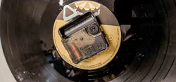 Zeitsprung, Schallplatten-Wanduhr Bert Kaempfert Karussell Vinyl Retro Blumenmotiv 30,5 cm – Vorschau 2