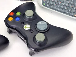 Microsoft Xbox 360 S Set - Xbox 360 Slim Konsole mit 3 Controllern, Chatpad und Zubehör - Bild 6