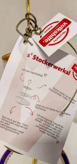 s'Stockerwerkal, Porzellan-Etagere mit Tasse und zwei Tellern Golddekor 3-stöckig – Vorschau 3