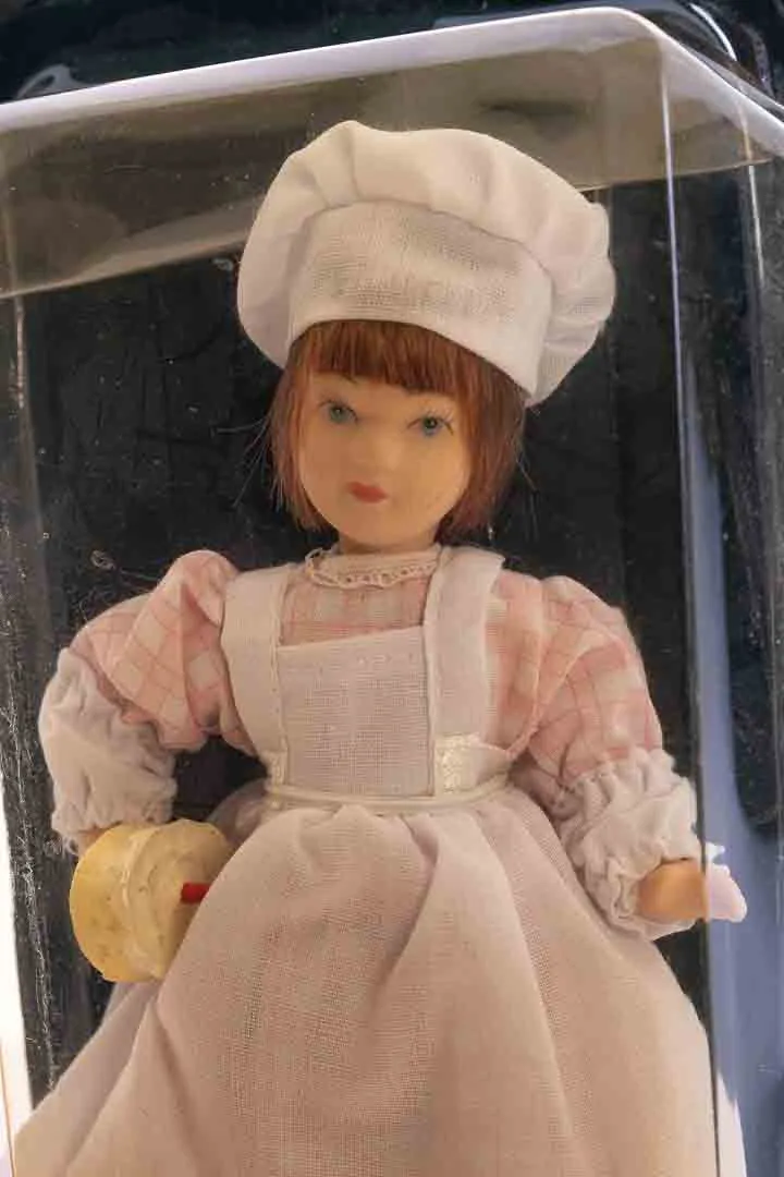  DE AGOSTINI Sammlerpuppe / Porzellanpuppe, Höhe 15cm – Bild 2