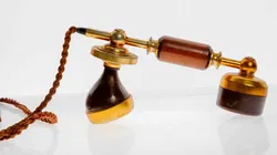 Schrack Telefon im Retro-Holzdesign mit Messing-Akzenten, perfekt als Requisite - Bild 4