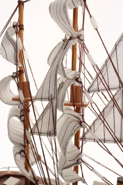 Dekoratives Schiffsmodell „CROATIA“ — Holzsockel, Stoffsegel, Souvenir-Dekoration - Bild 6