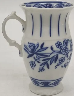 Karlovy Vary Porzellan/Keramik Krug Zwiebelmuster blau/weiß Höhe ca 11,8cm – Vorschau 3