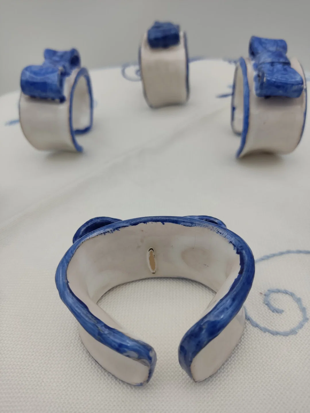 Keramik-Serviettenring mit Schleife 6er-Set | Blau-Weiß Design – Bild 5