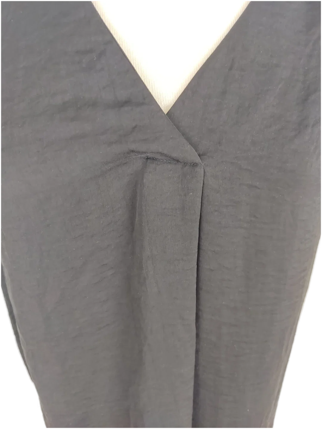 Bluse "H&M", kurzsarm mit V-Ausschnitt, schwarz mit Falten, Größe 42 – Bild 2