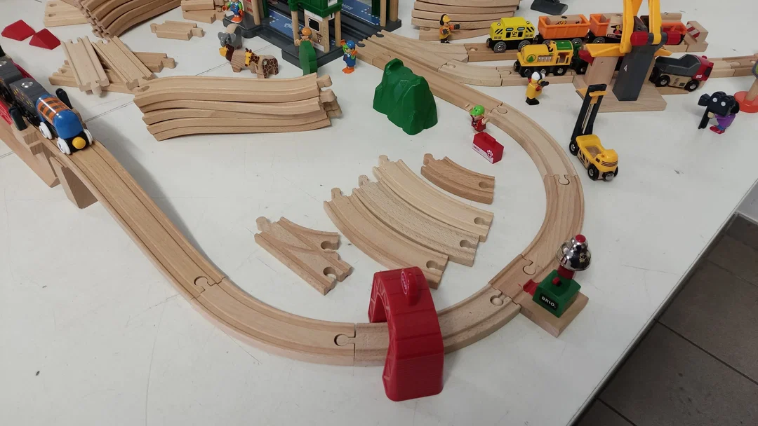 Brio Holzspielzeug/Eisenbahn Konvolut mit Holzkiste – Bild 6