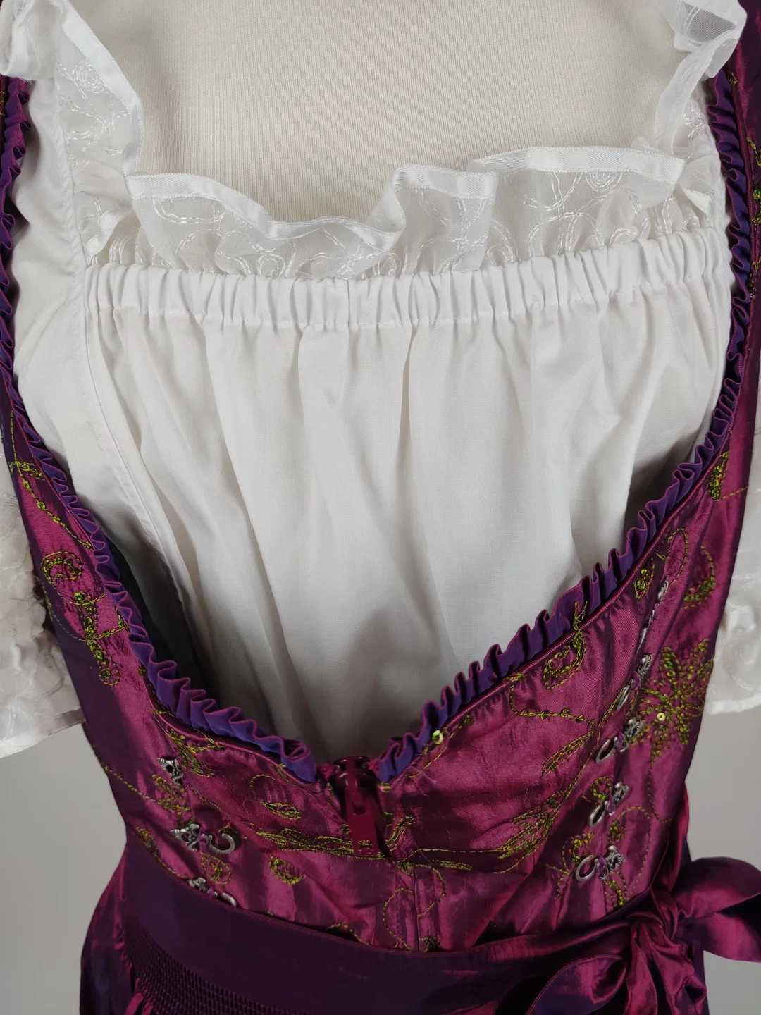 Dirndlkleid "Turi Landhaus", kurzarm, schwarz/pflaume, Größe 46 – Bild 2