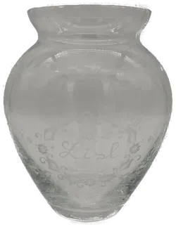 Bohemia Vase graviert mit Ornamenten und dem Namen 
