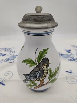 Fayence-Birnkrug mit detailreicher Vogel- und Astmalerei, handgemalt mit Zinndeckel