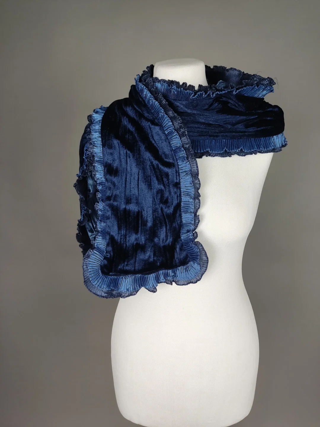Samt-Schal mit Rüschen dunkelblau - 150x20cm – Bild 2
