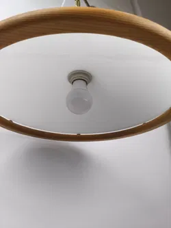 Zeitlose Deckenlampe mit Glasschirm/ Holz - Bild 3