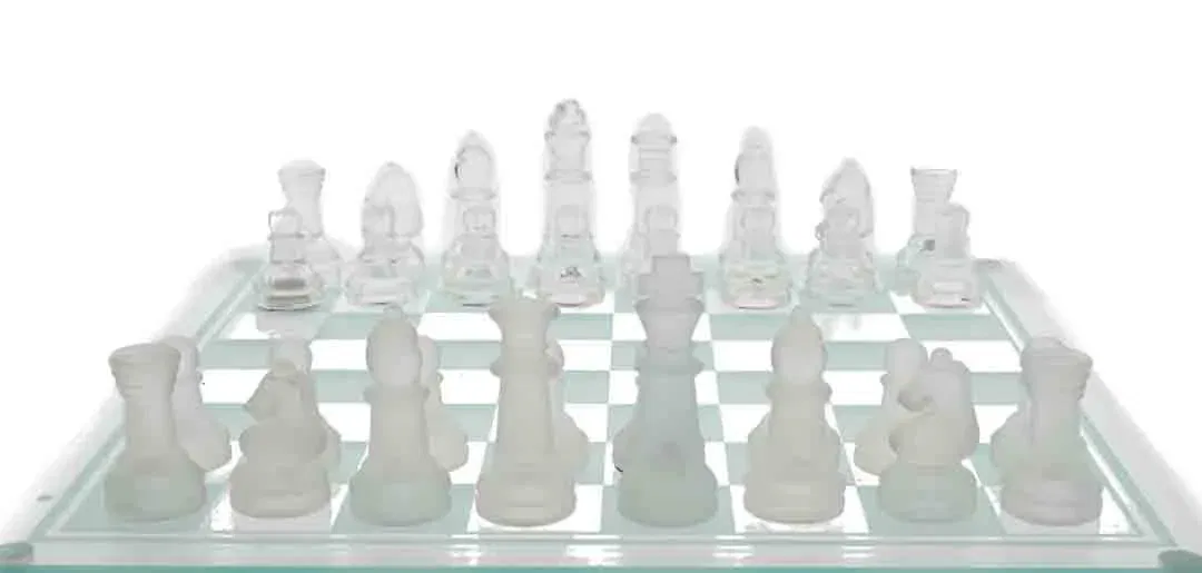 Schachbrett und Schachfiguren aus Glas in weiß - Bild 1
