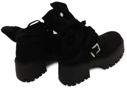 Schwarze Stiefel aus süßem Holz mit Trägern und kerbiger Sohle im Rock-Stil - Bild 2