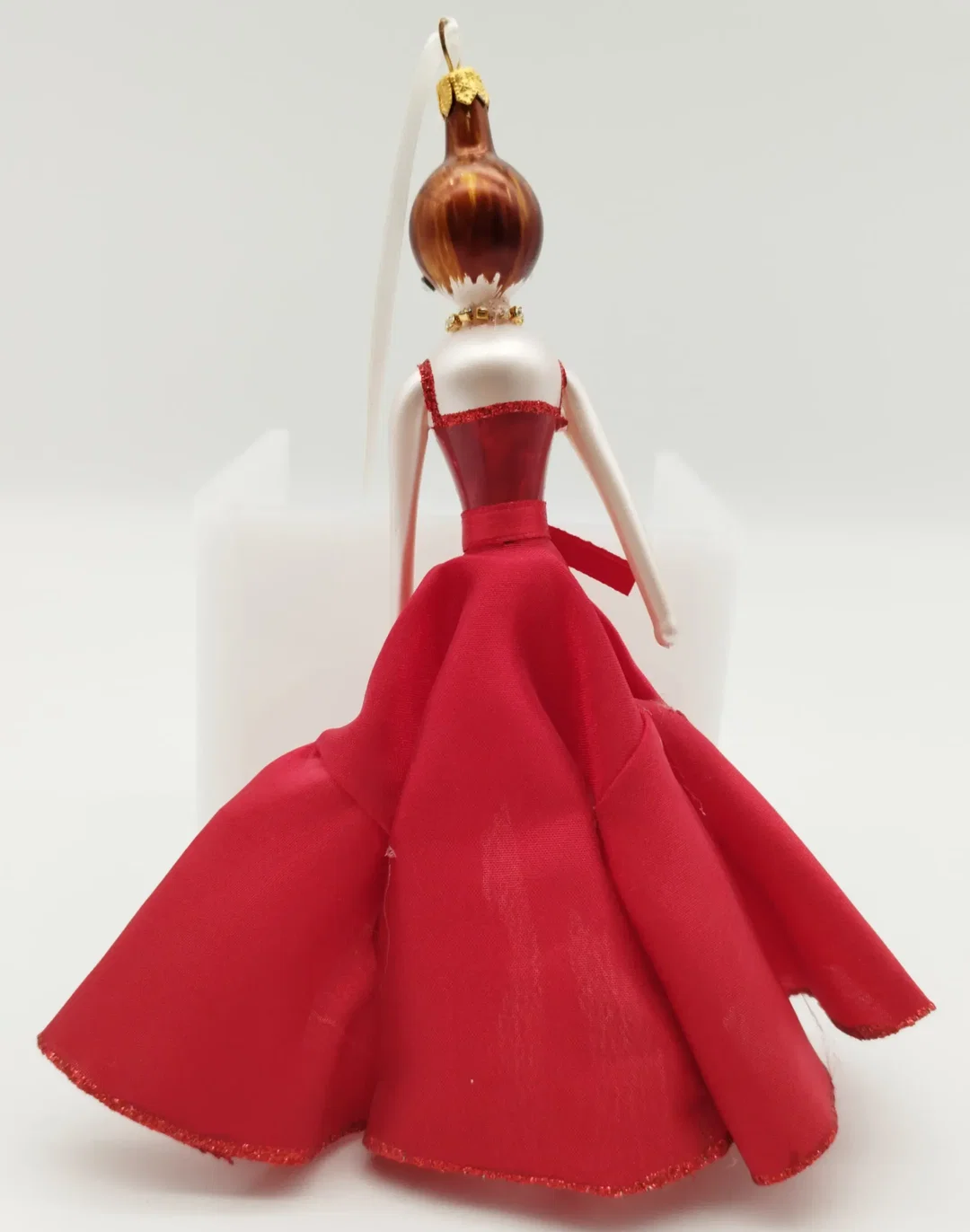 Weihnachtsbaum-Anhänger, Dame mit rotem Kleid, inkl. Band – Bild 2