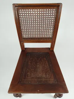 Antiker Holzsessel mit gedrechselten Füßen & Rattangeflecht - Bild 2