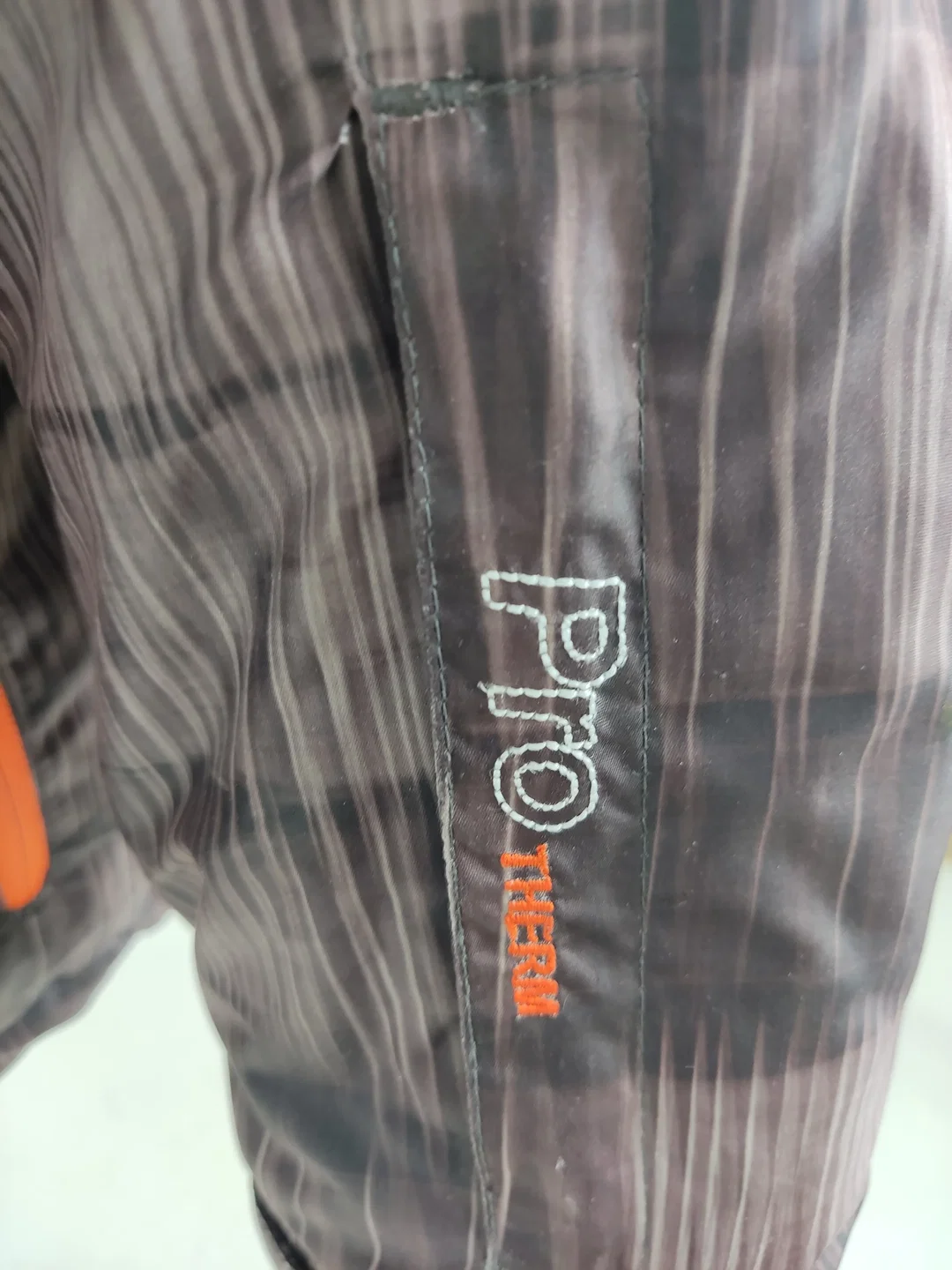 Anorak "Rodeo", mit Kapuze, schwarz/violett mit Taschen und Stickerei, Größe 158/164 – Bild 3