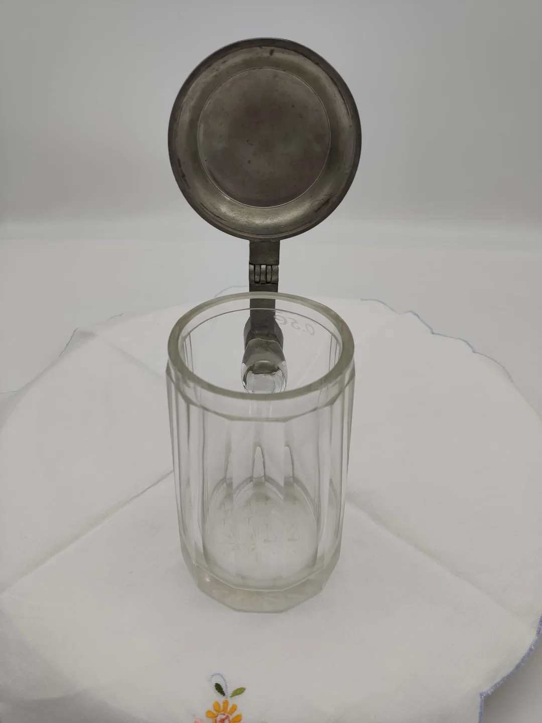 Antiker Glaskrug mit Keglerfigur und Kegel mit Kugel auf dem Zinndeckel, 0,5 Liter, ca 100 bis125 Jahre alt – Bild 3