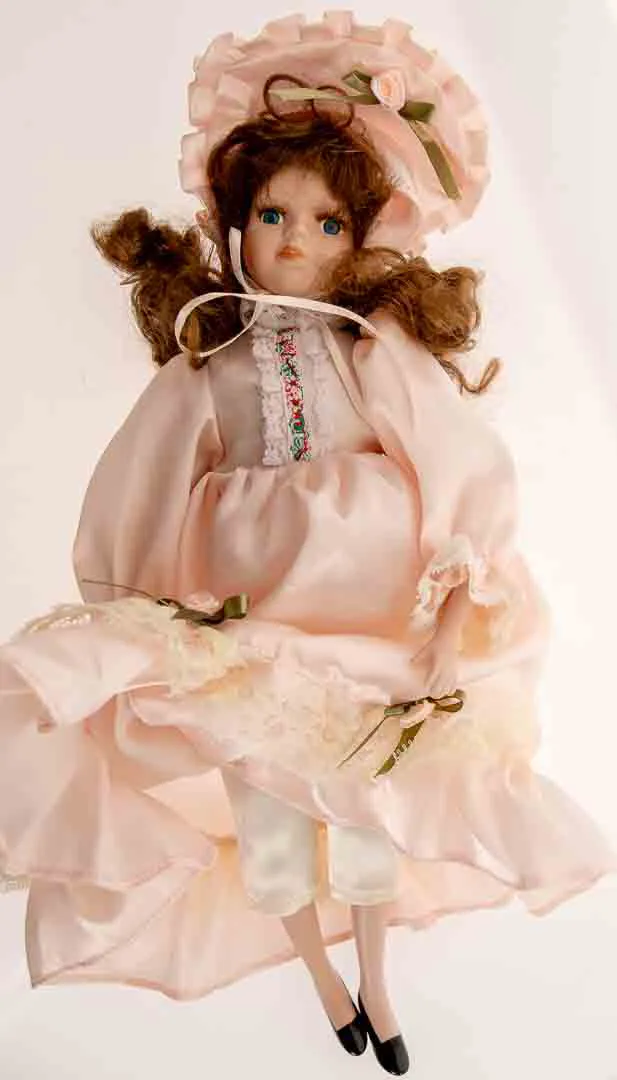  Vintage handbemalte Porzellanpuppe mit Stoffkörper ca 41cm – Bild 3