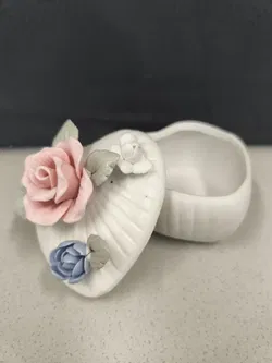 kleine Zierdose mit Rose, Herzform - Bild 1